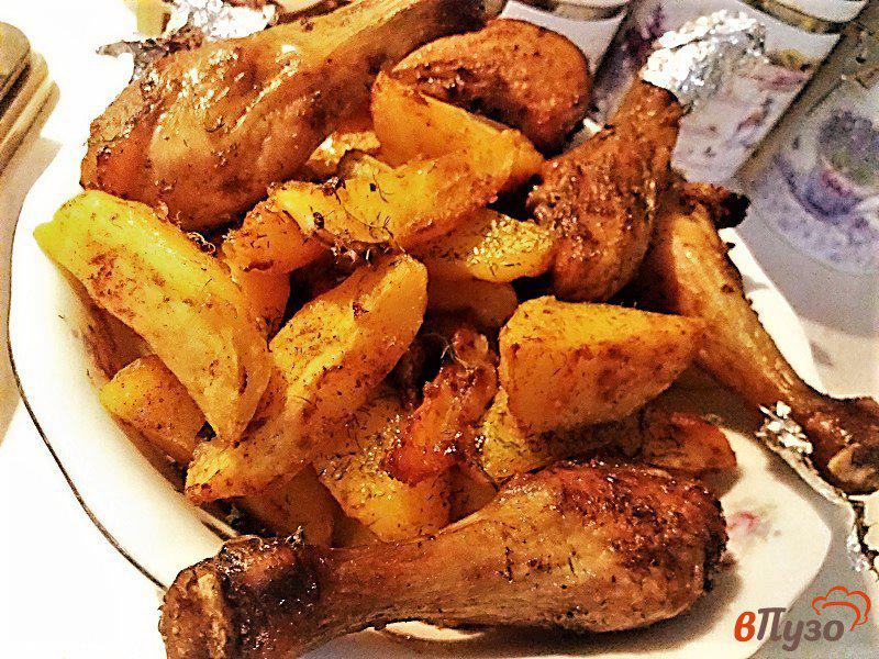Фото приготовление рецепта: Куриные голени запечённые с картофельными дольками шаг №8