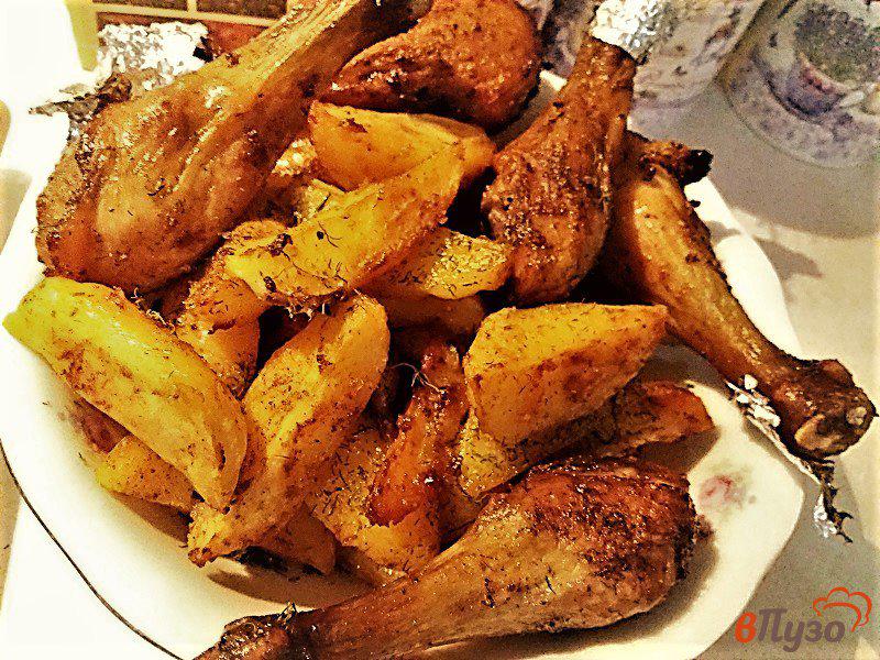 Фото приготовление рецепта: Куриные голени запечённые с картофельными дольками шаг №9