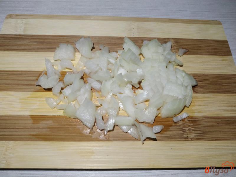 Фото приготовление рецепта: Рыбный салат с рисом шаг №2
