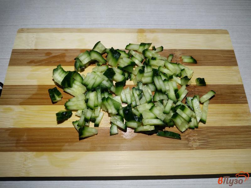 Фото приготовление рецепта: Рыбный салат с рисом шаг №5
