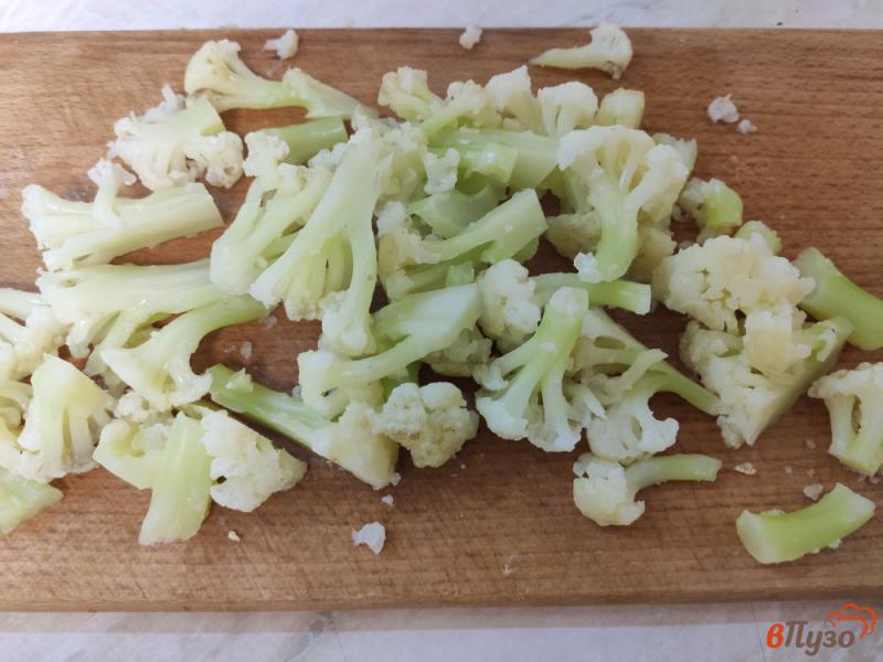 Фото приготовление рецепта: Салат с цветной капустой и яичными блинчиками шаг №2