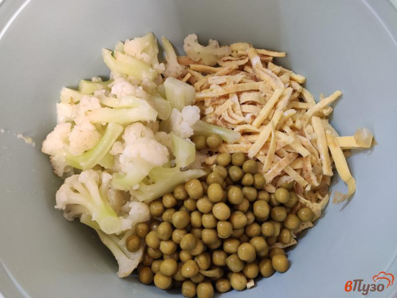 Фото приготовление рецепта: Салат с цветной капустой и яичными блинчиками шаг №4
