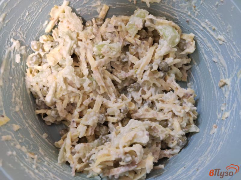 Фото приготовление рецепта: Салат с цветной капустой и яичными блинчиками шаг №6