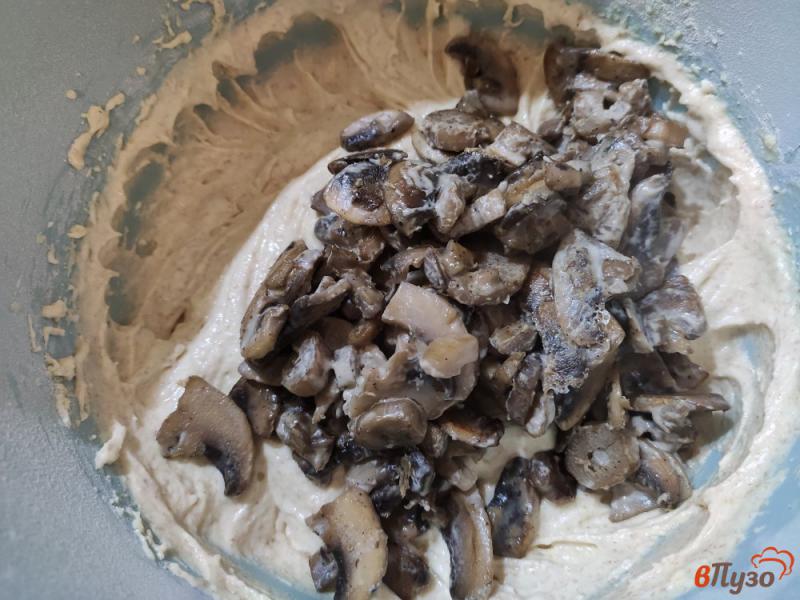 Фото приготовление рецепта: Пирог на сметане с шампиньонами шаг №8