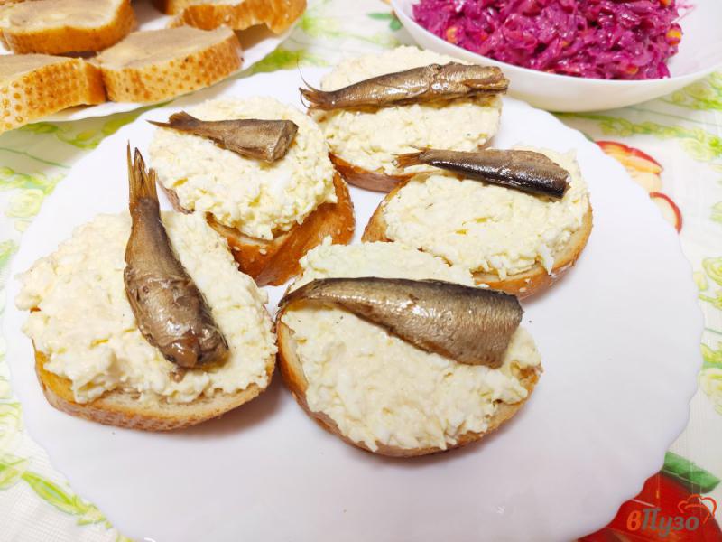Фото приготовление рецепта: Бутерброды с плавленным сырком и шпротами шаг №7