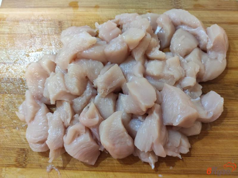 Фото приготовление рецепта: Куриное филе тушёное в сметане шаг №1