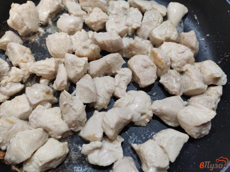 Фото приготовление рецепта: Куриное филе тушёное в сметане шаг №2