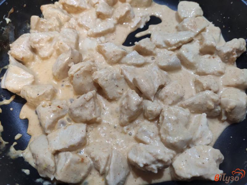 Фото приготовление рецепта: Куриное филе тушёное в сметане шаг №4