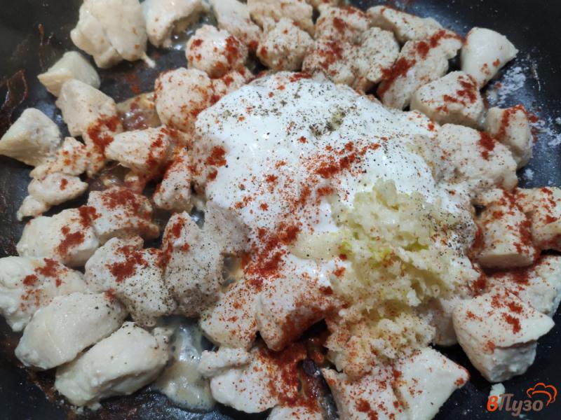 Фото приготовление рецепта: Куриное филе тушёное в сметане шаг №3