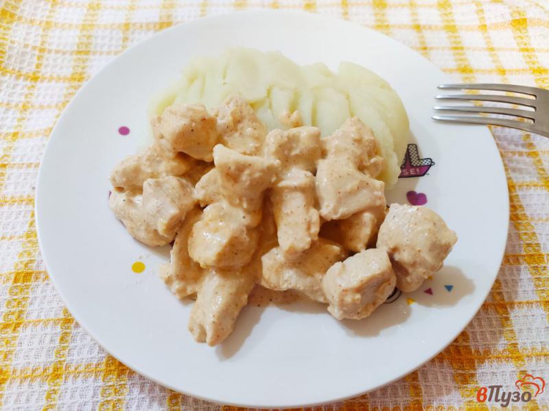 Фото приготовление рецепта: Куриное филе тушёное в сметане шаг №5
