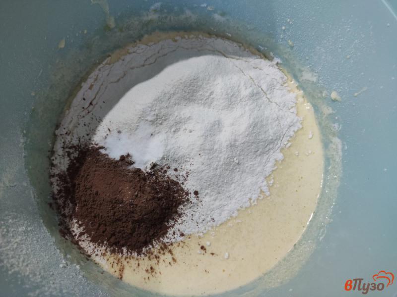 Фото приготовление рецепта: Шоколадный пирог с вишней в микроволновке шаг №2