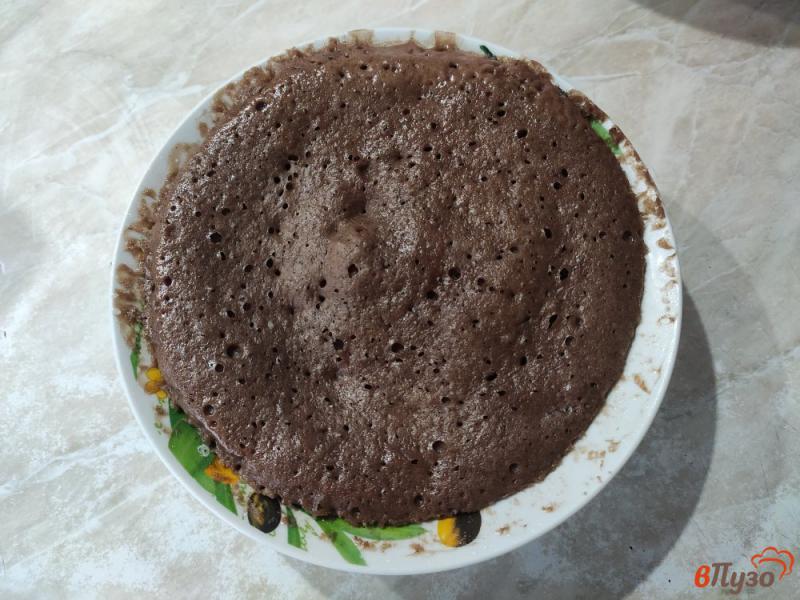 Фото приготовление рецепта: Шоколадный пирог с вишней в микроволновке шаг №5