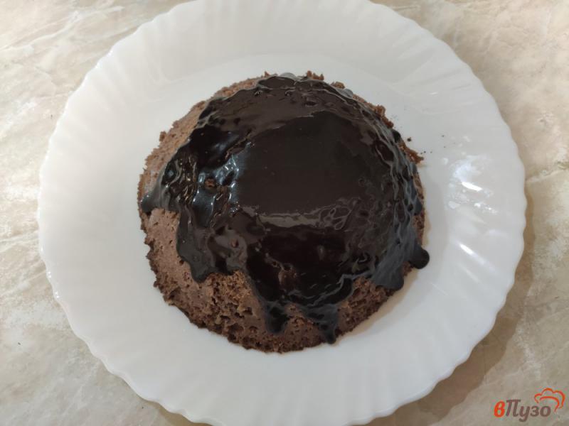 Фото приготовление рецепта: Шоколадный пирог с вишней в микроволновке шаг №8