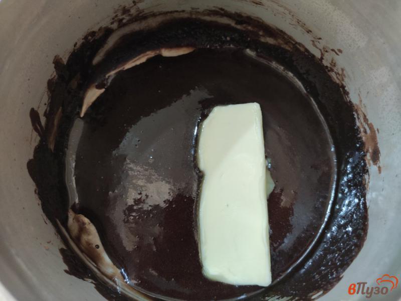 Фото приготовление рецепта: Шоколадный пирог с вишней в микроволновке шаг №7