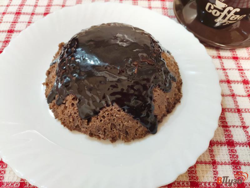 Фото приготовление рецепта: Шоколадный пирог с вишней в микроволновке шаг №9