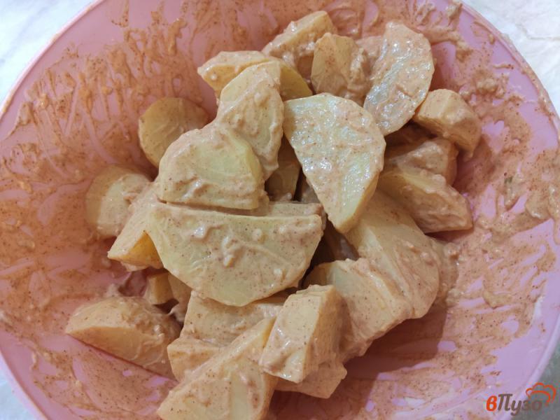 Фото приготовление рецепта: Картофель запечённый с майонезом и чесноком шаг №3