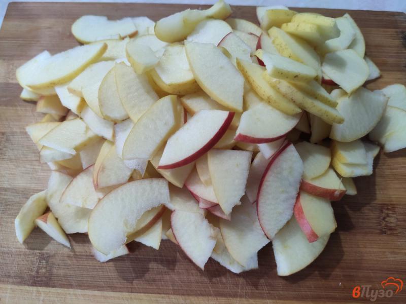 Фото приготовление рецепта: Шарлотка с яблоками и цельнозерновой мукой шаг №1