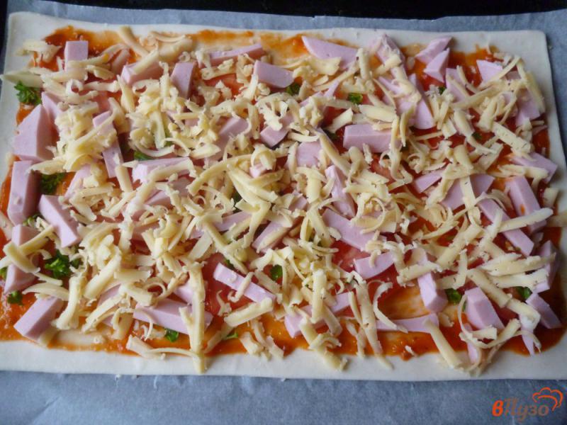 Фото приготовление рецепта: Пицца на слоеном тесте шаг №4