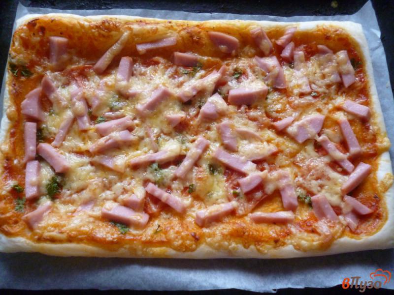 Фото приготовление рецепта: Пицца на слоеном тесте шаг №5