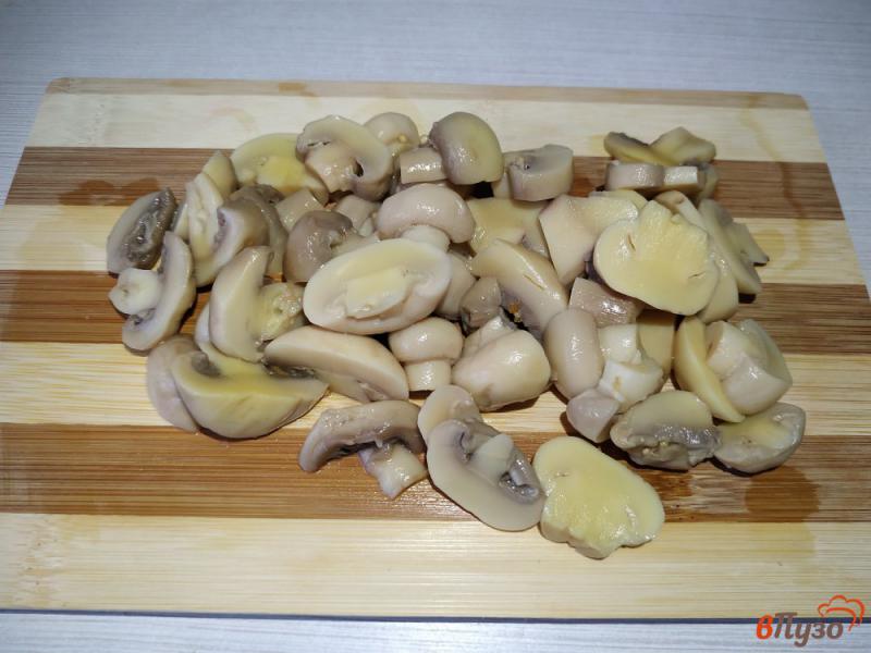Фото приготовление рецепта: Салат из маринованных грибов шаг №2