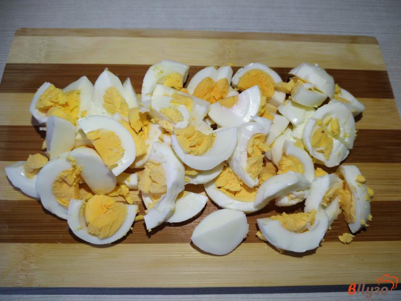 Фото приготовление рецепта: Салат из маринованных грибов шаг №3