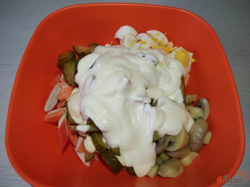 Фото приготовление рецепта: Салат из маринованных грибов шаг №6