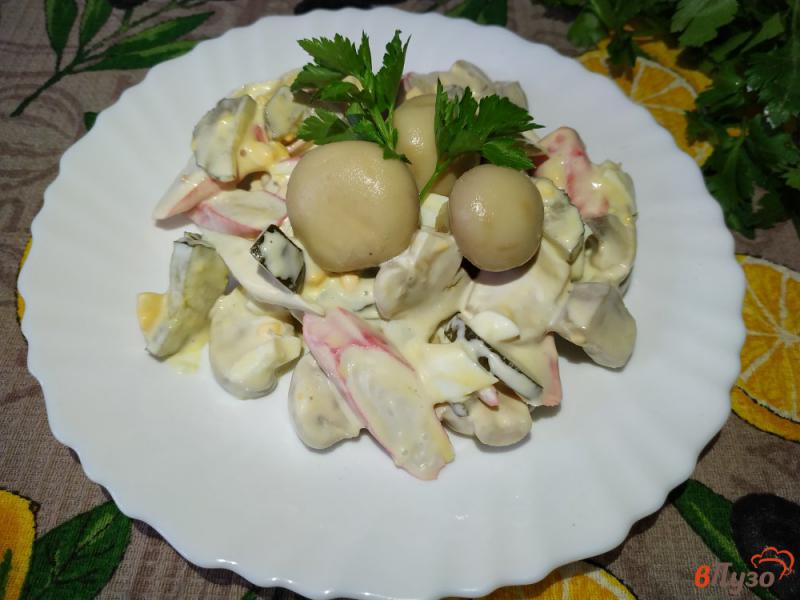 Фото приготовление рецепта: Салат из маринованных грибов шаг №8