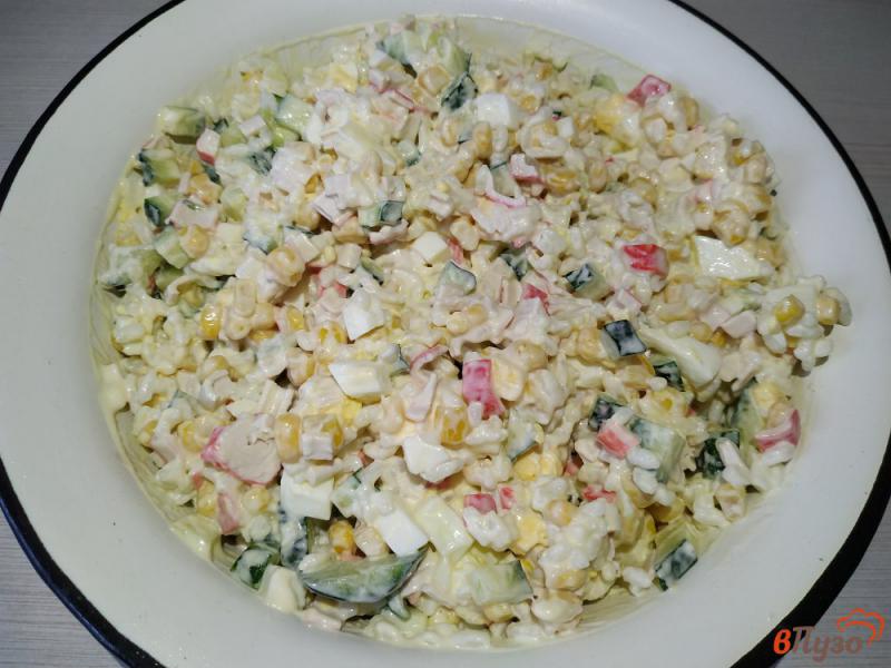 Фото приготовление рецепта: Крабовый салат с рисом и свежим огурцом шаг №7