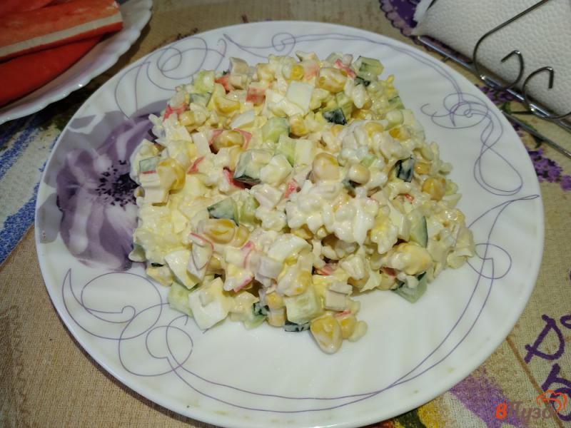 Фото приготовление рецепта: Крабовый салат с рисом и свежим огурцом шаг №8