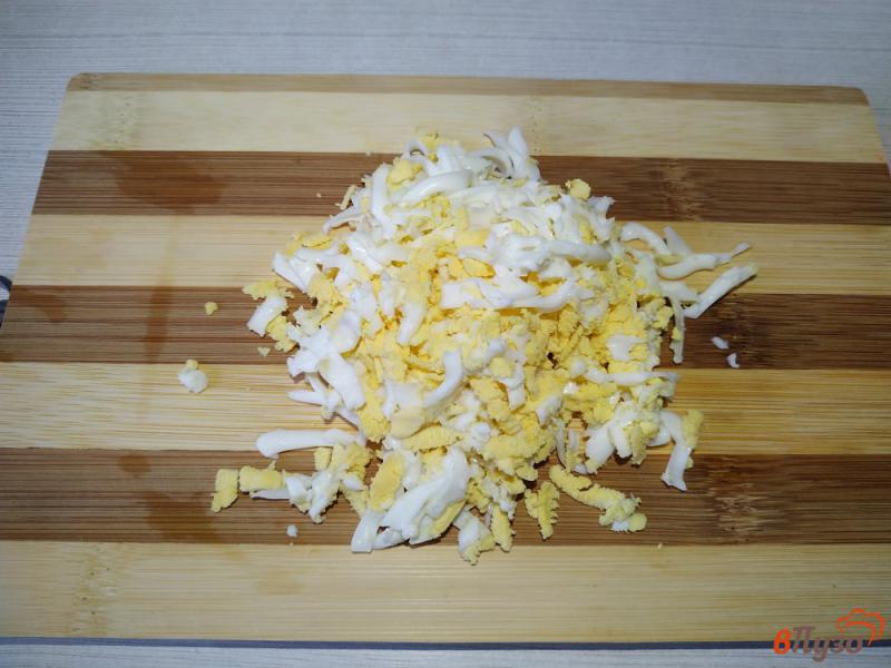 Фото приготовление рецепта: Салат Шуба с яйцом шаг №4