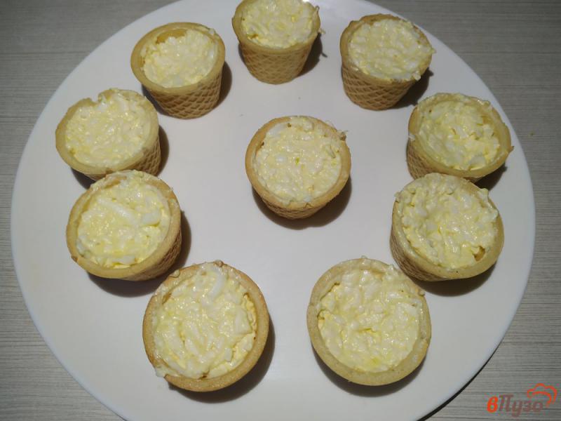 Фото приготовление рецепта: Тарталетки с сырной намазкой и красной икрой шаг №3