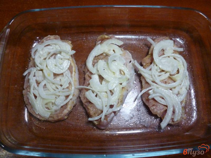 Фото приготовление рецепта: Отбивные в духовке с луком и сыром шаг №5