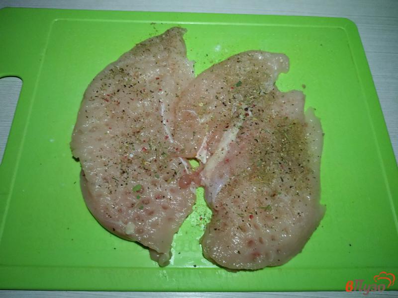 Фото приготовление рецепта: Отбивные из куриного филе в яично-томатном кляре шаг №2
