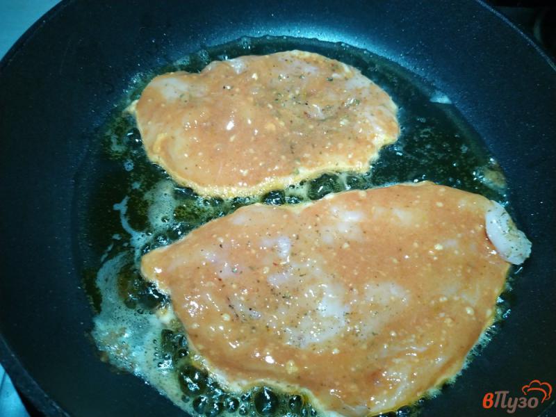 Фото приготовление рецепта: Отбивные из куриного филе в яично-томатном кляре шаг №6