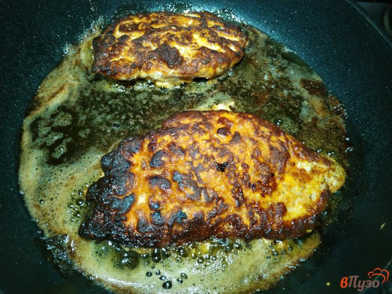 Фото приготовление рецепта: Отбивные из куриного филе в яично-томатном кляре шаг №7