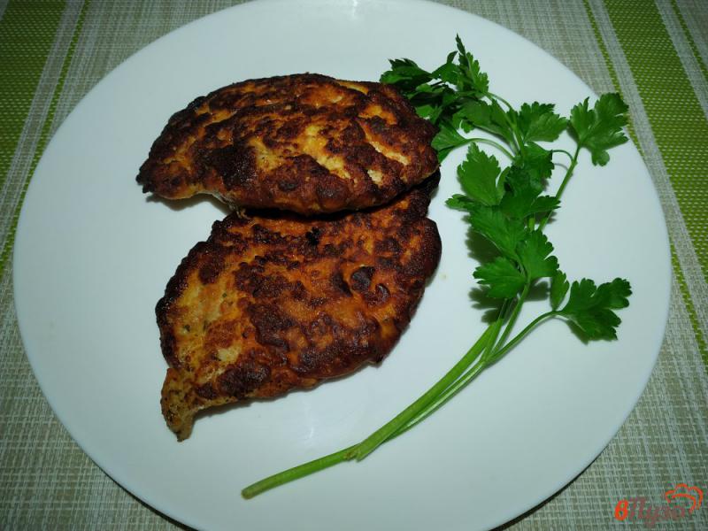 Фото приготовление рецепта: Отбивные из куриного филе в яично-томатном кляре шаг №8