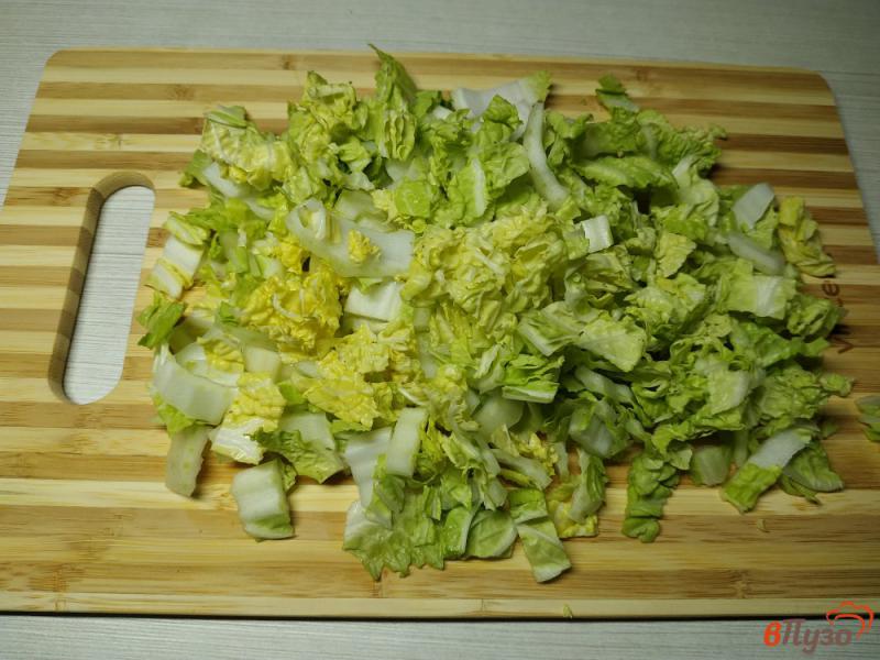Фото приготовление рецепта: Салат из пекинской капусты огурцов и мягкого сыра шаг №1