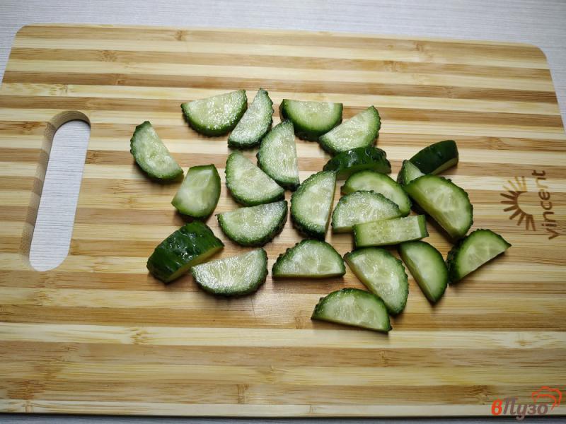 Фото приготовление рецепта: Салат из пекинской капусты огурцов и мягкого сыра шаг №2