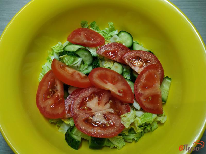 Фото приготовление рецепта: Салат из пекинской капусты огурцов и мягкого сыра шаг №6