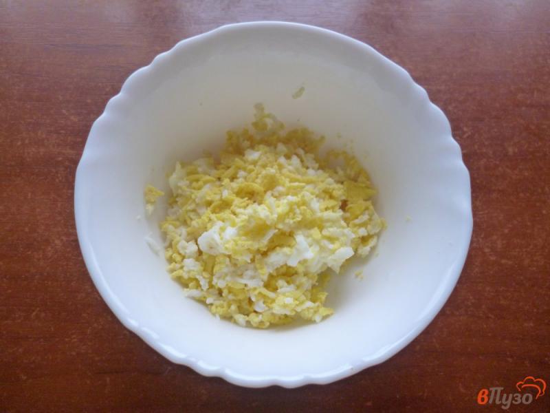 Фото приготовление рецепта: Закуска из крабовых палочек и сыра шаг №2