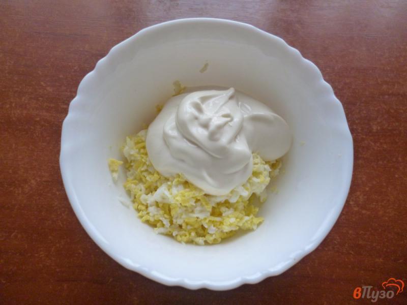 Фото приготовление рецепта: Закуска из крабовых палочек и сыра шаг №3