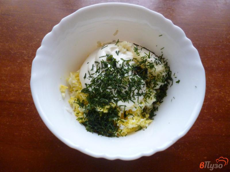 Фото приготовление рецепта: Закуска из крабовых палочек и сыра шаг №4