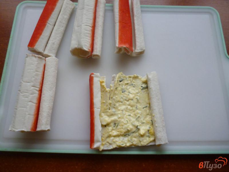 Фото приготовление рецепта: Закуска из крабовых палочек и сыра шаг №5