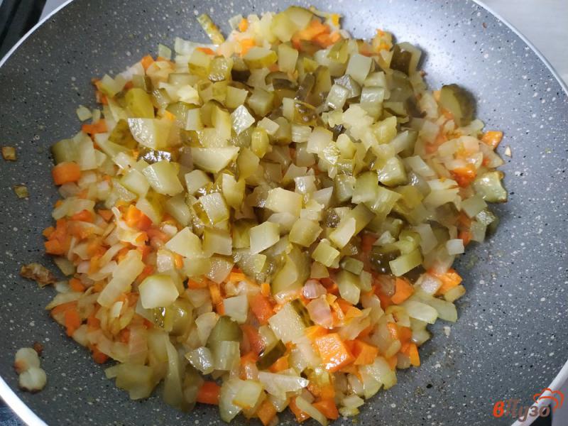 Фото приготовление рецепта: Солянка с сырокопчеными колбасками шаг №6