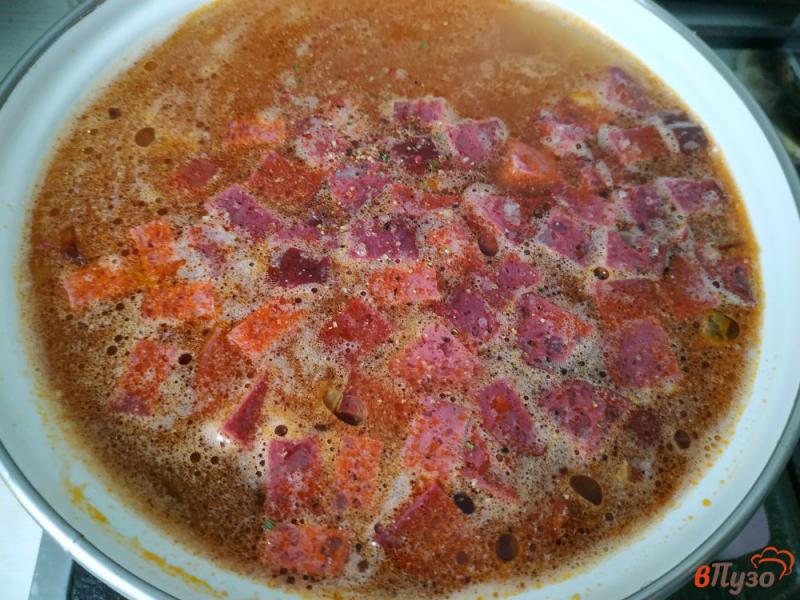 Фото приготовление рецепта: Солянка с сырокопчеными колбасками шаг №11