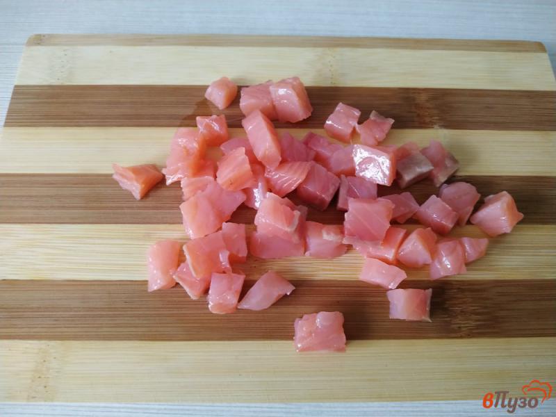 Фото приготовление рецепта: Слоёный салат со слабосоленым лососем шаг №4