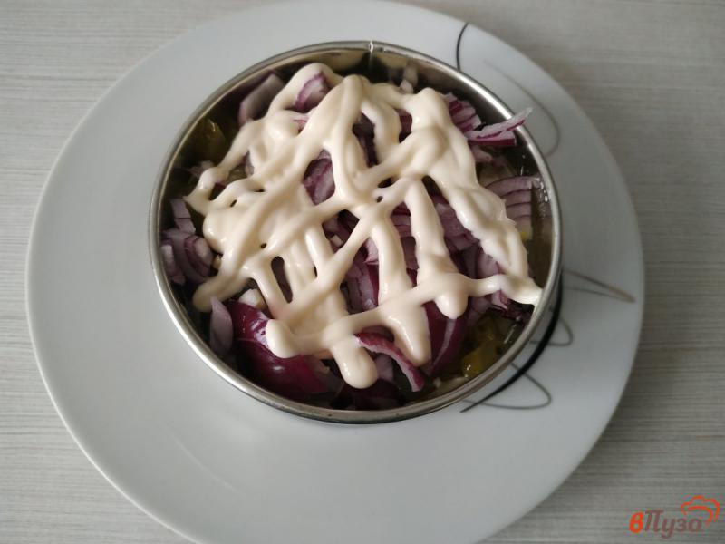 Фото приготовление рецепта: Слоёный салат со слабосоленым лососем шаг №7