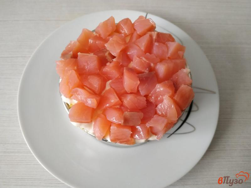 Фото приготовление рецепта: Слоёный салат со слабосоленым лососем шаг №10