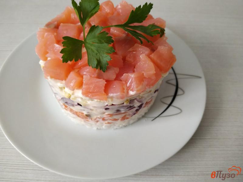 Фото приготовление рецепта: Слоёный салат со слабосоленым лососем шаг №11