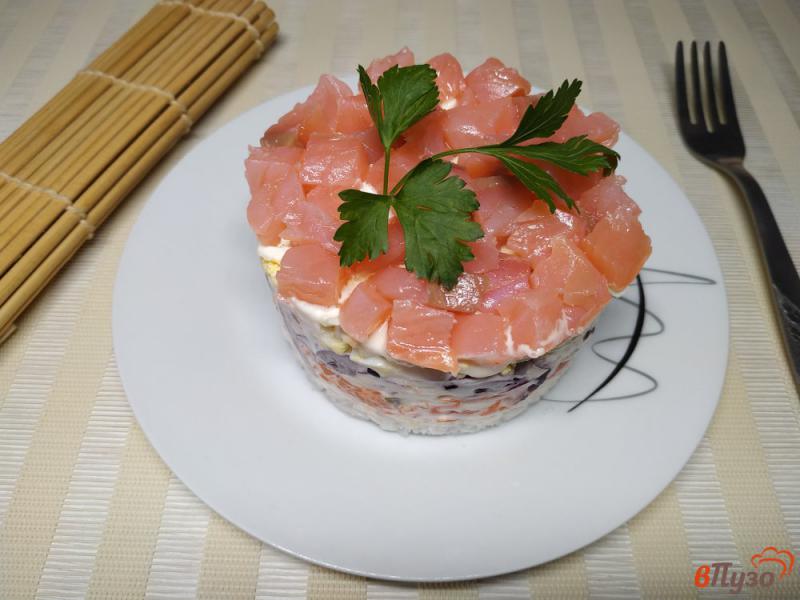 Фото приготовление рецепта: Слоёный салат со слабосоленым лососем шаг №12